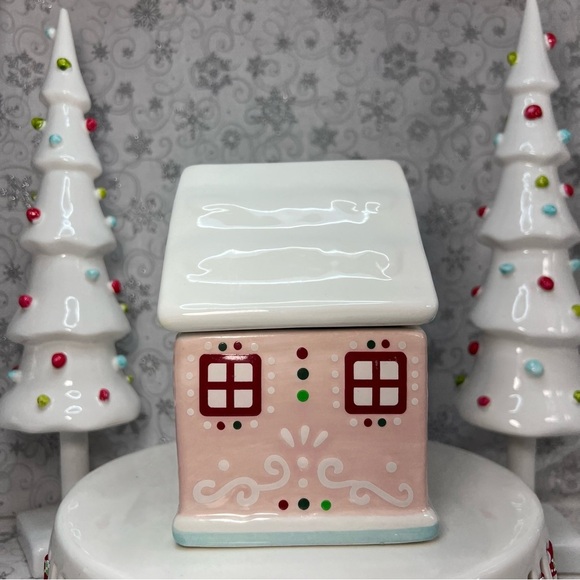Sand And Fog Pastel Pink Gingerbread Home Ceramic Home Crushed Candy Cane Candle - Picture 2 of 12